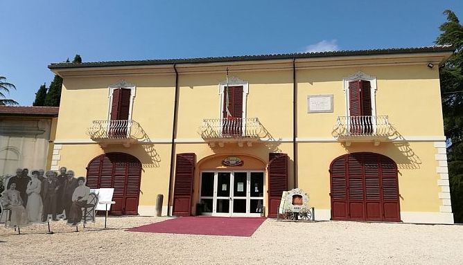 Foto di Villa Silvia Carducci scattata da Casa Bufalini